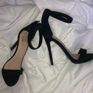 My delicious black heels